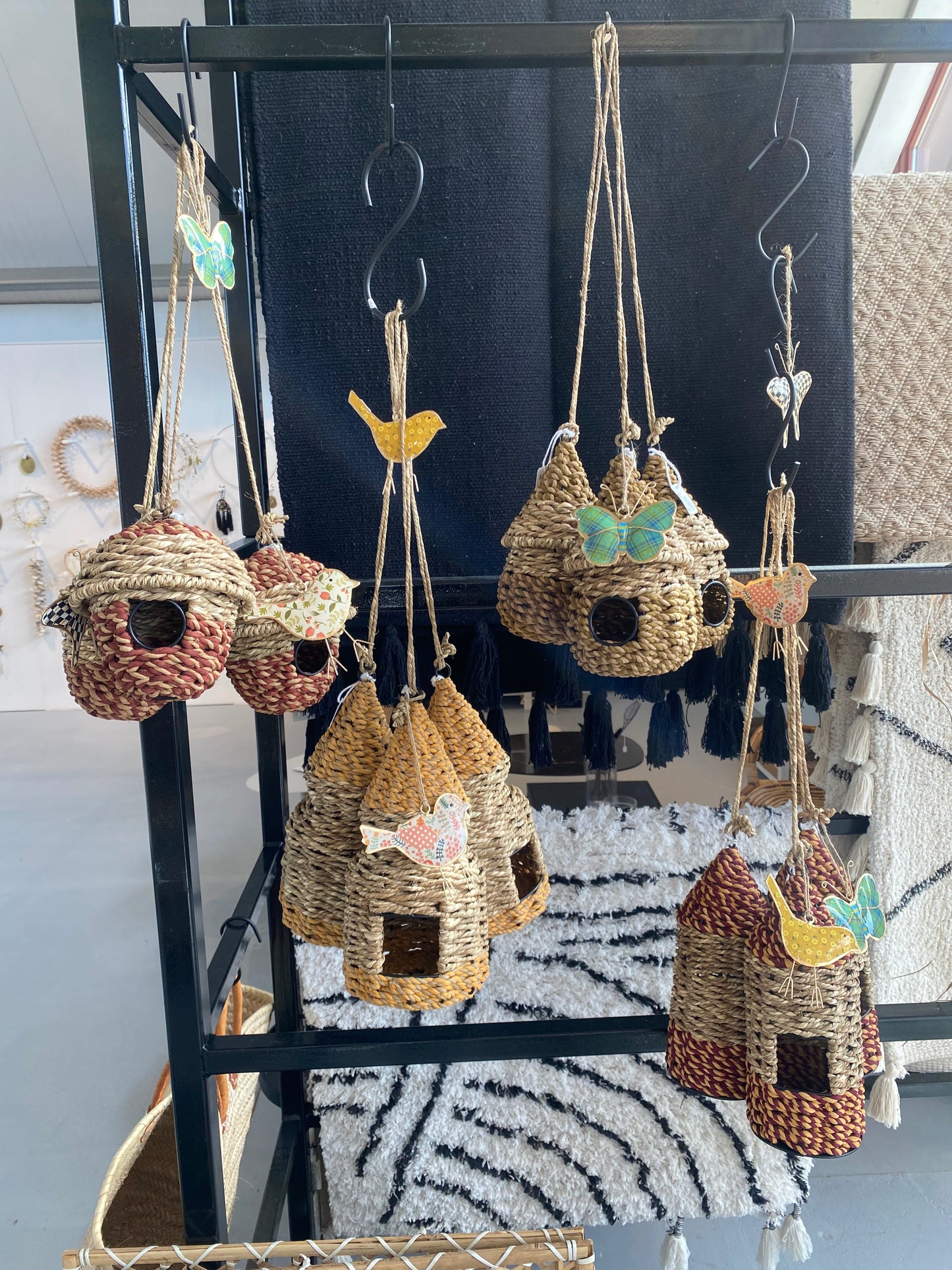 Vogelhuisjes, manden, droogbloemen, tuin-veranda wandhangers en meer vanaf...