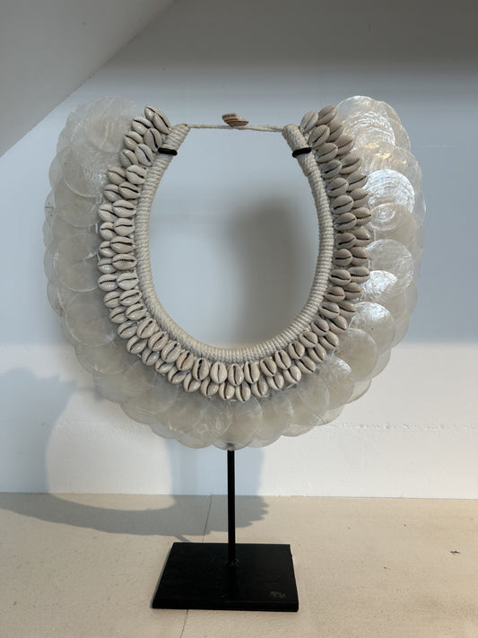 Schelpenketting op standaard