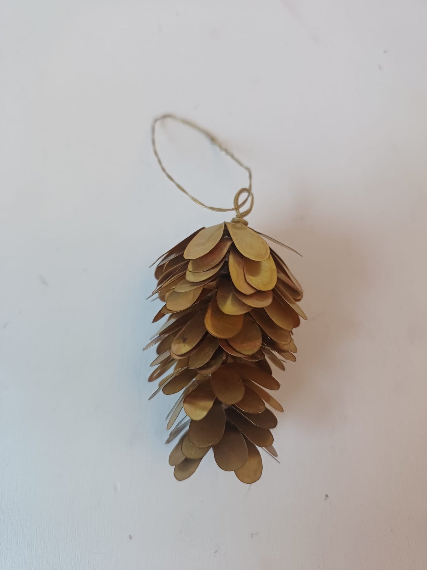 Madam Stoltz gouden dennenappeltje