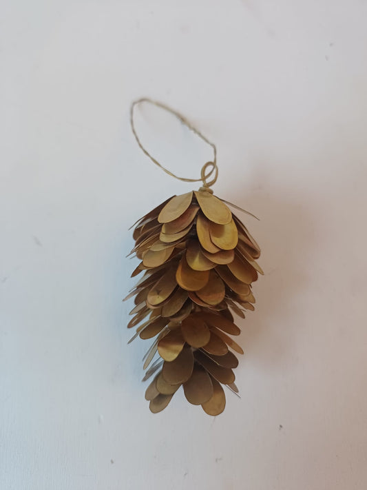 Madam Stoltz gouden dennenappeltje