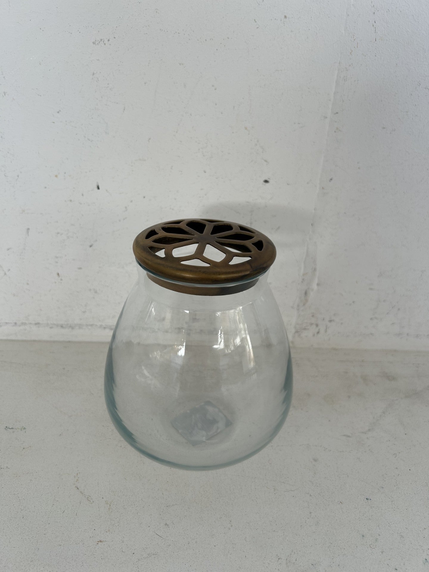Doorzichtig vaasje met bloemverdeler