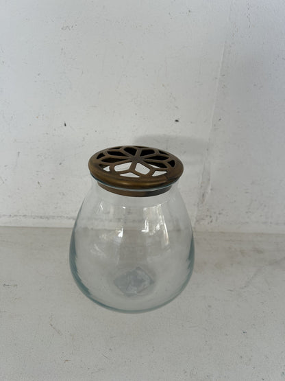 Doorzichtig vaasje met bloemverdeler